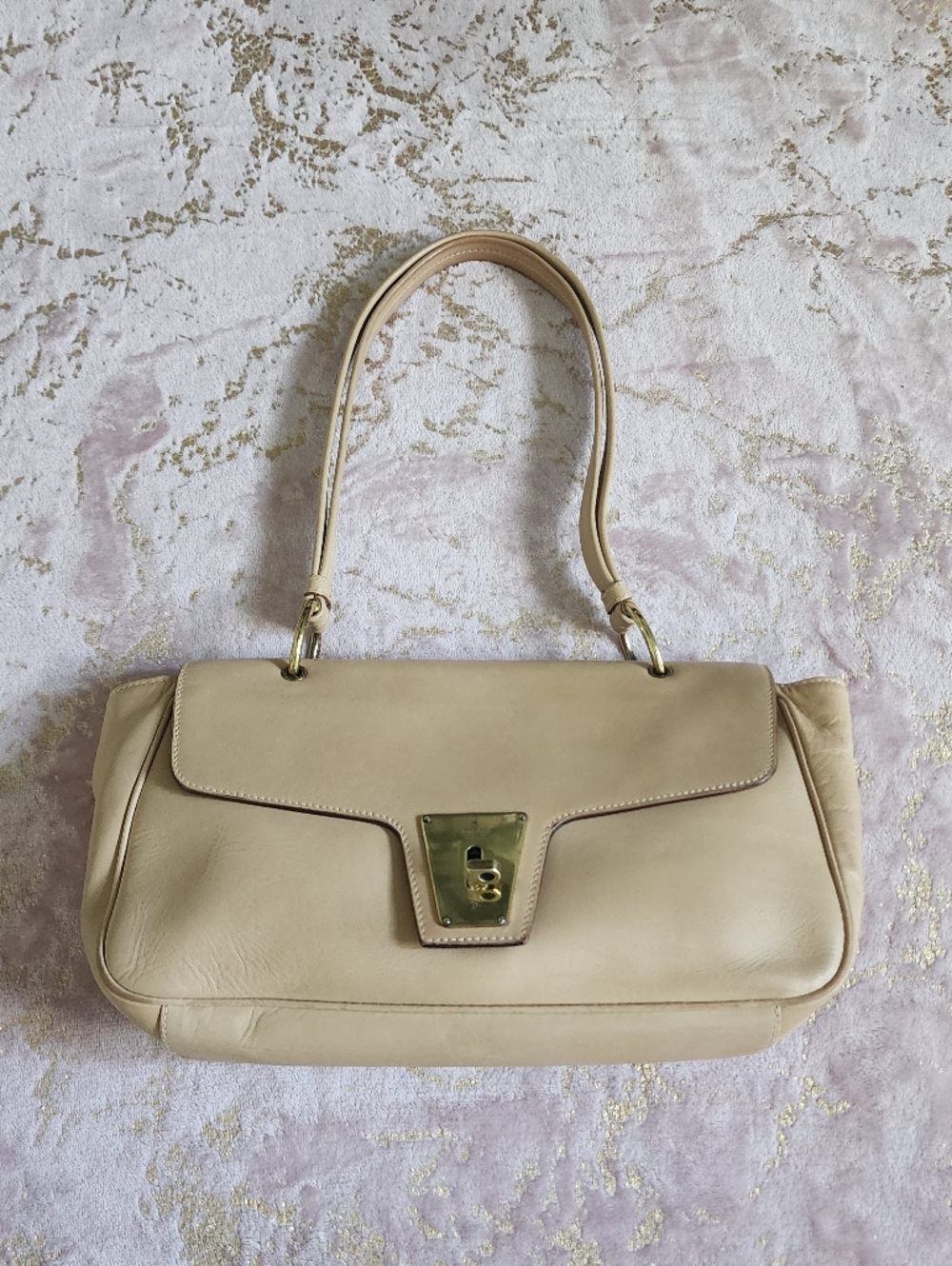GUCCI | Vintage Beauty With Goldtone Hardware - Picture 2 of 16